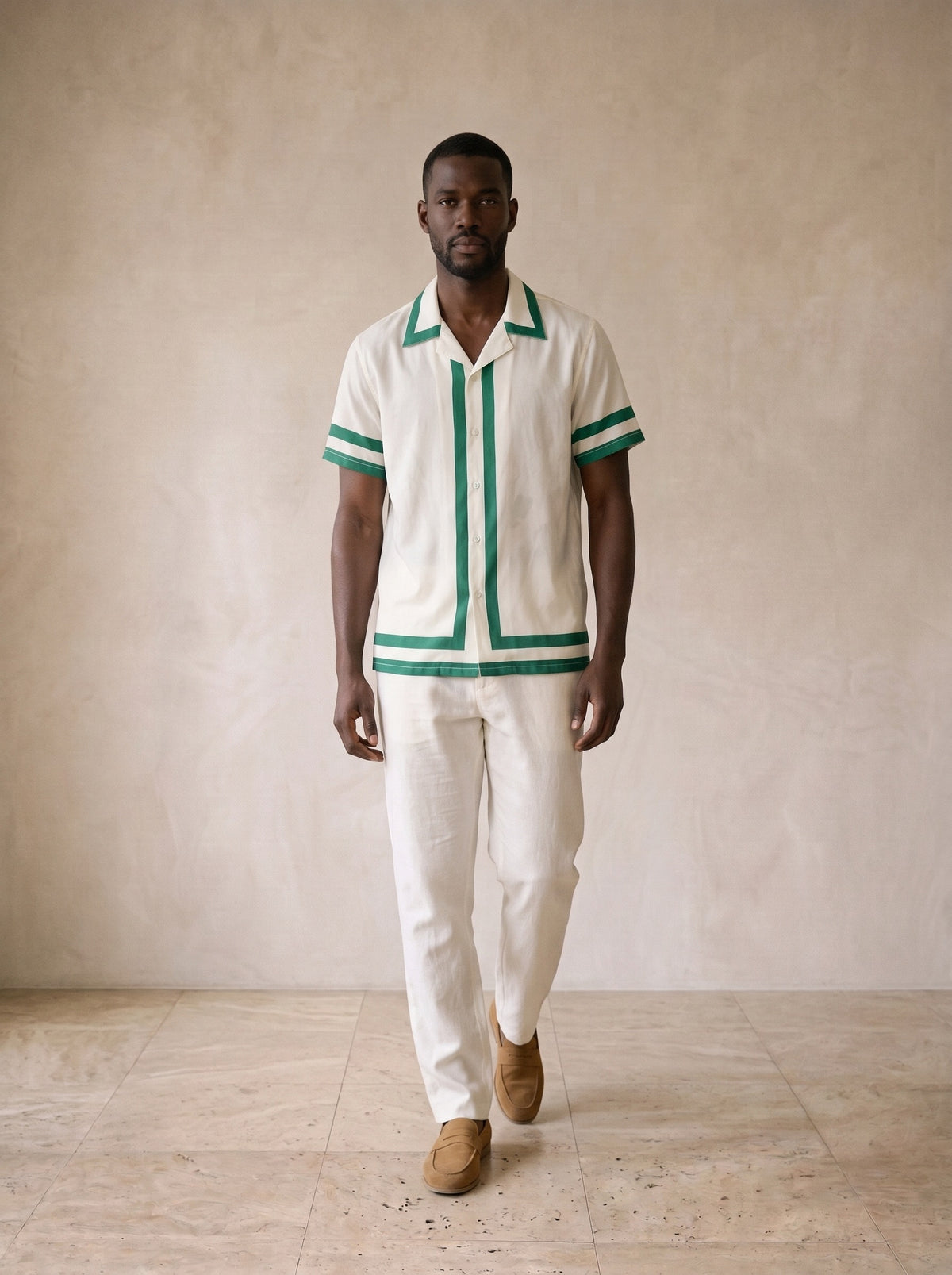 Verde | Camisa com faixas de contraste Oviedo verde – corpo inteiro, modelo caminhando