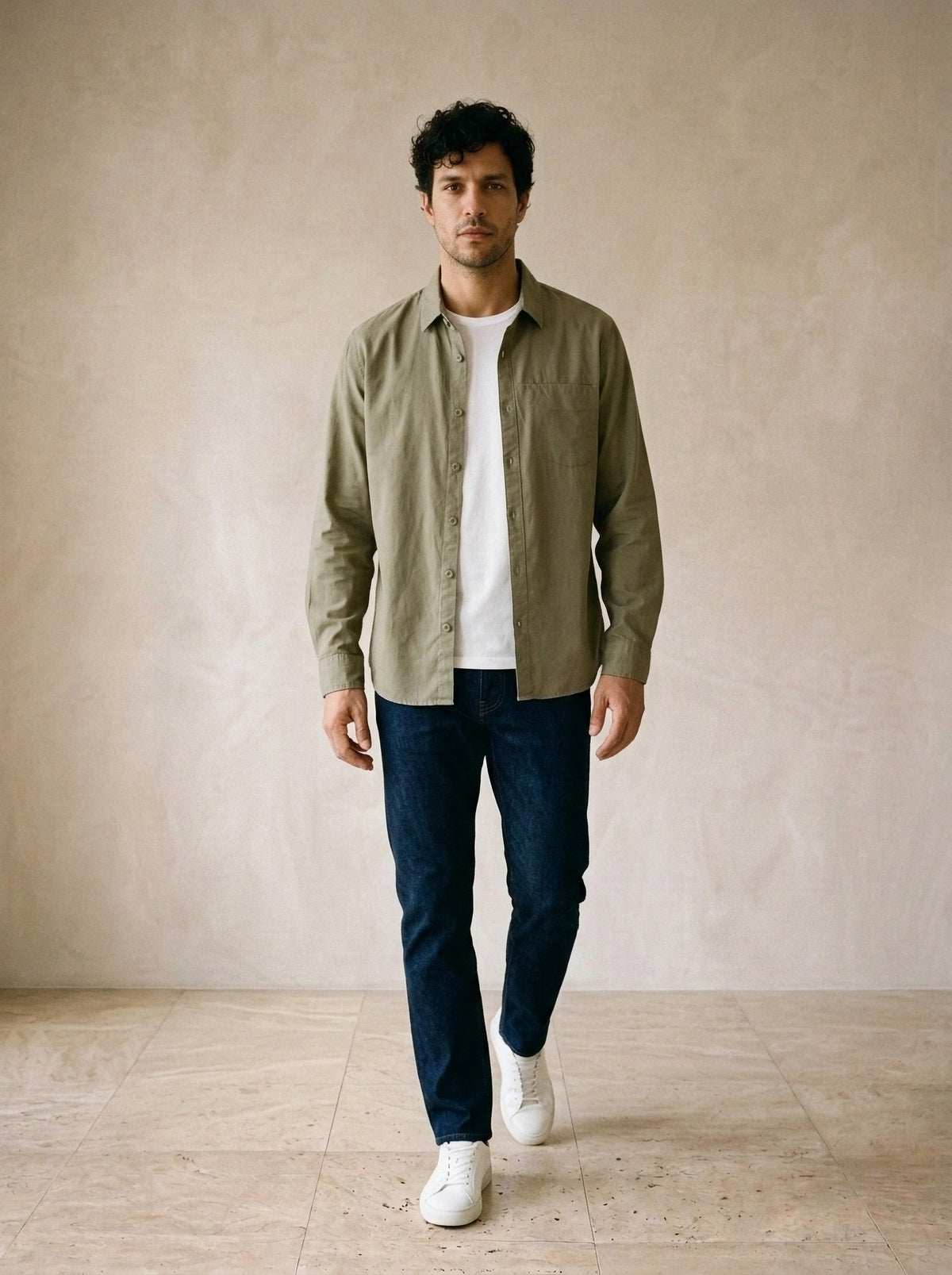 Caqui | Camisa de algodão Padova caqui – corpo inteiro, modelo caminhando