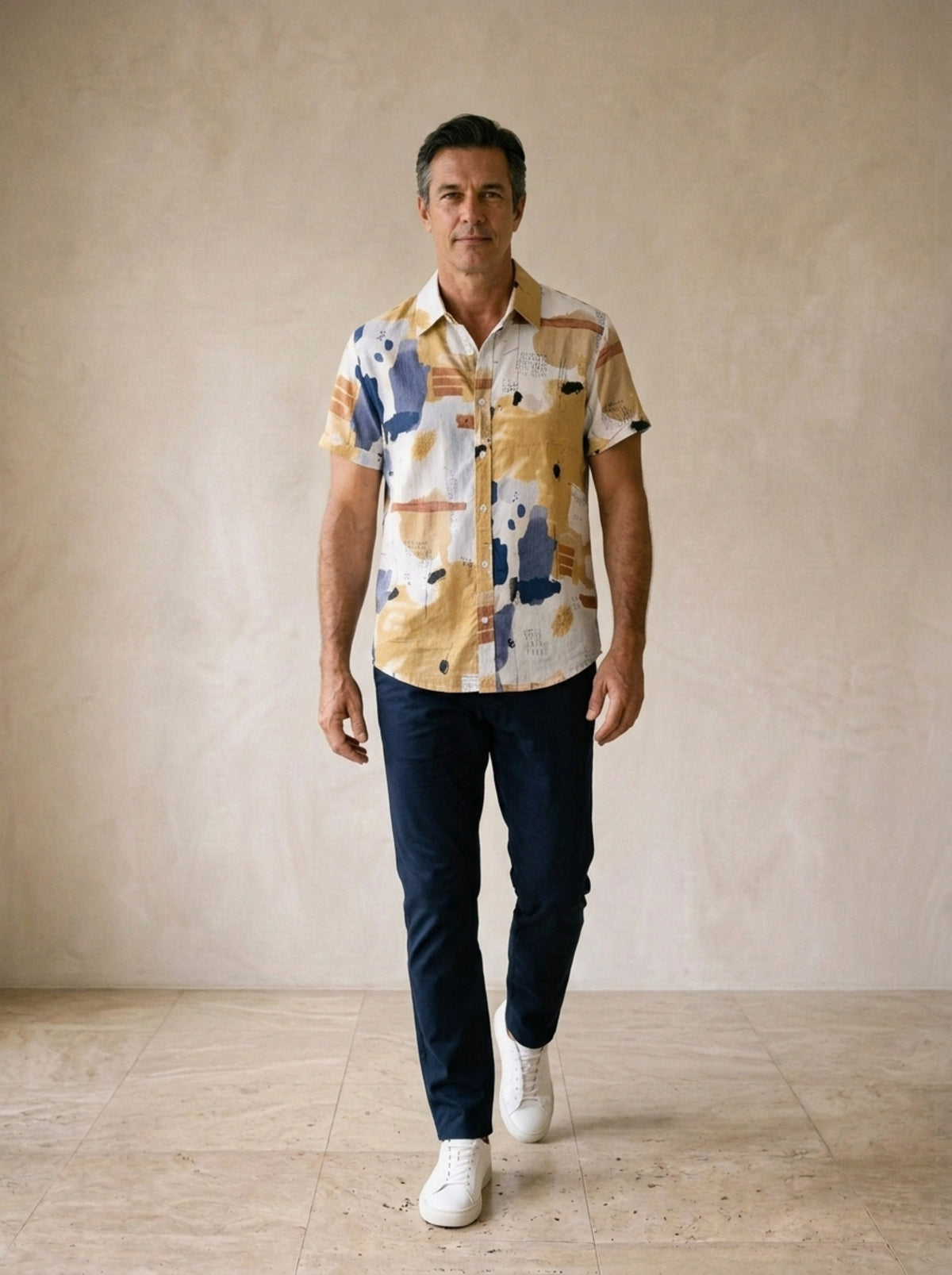 Amarelo | Camisa estampa abstrata Palermo amarelo – corpo inteiro, modelo caminhando