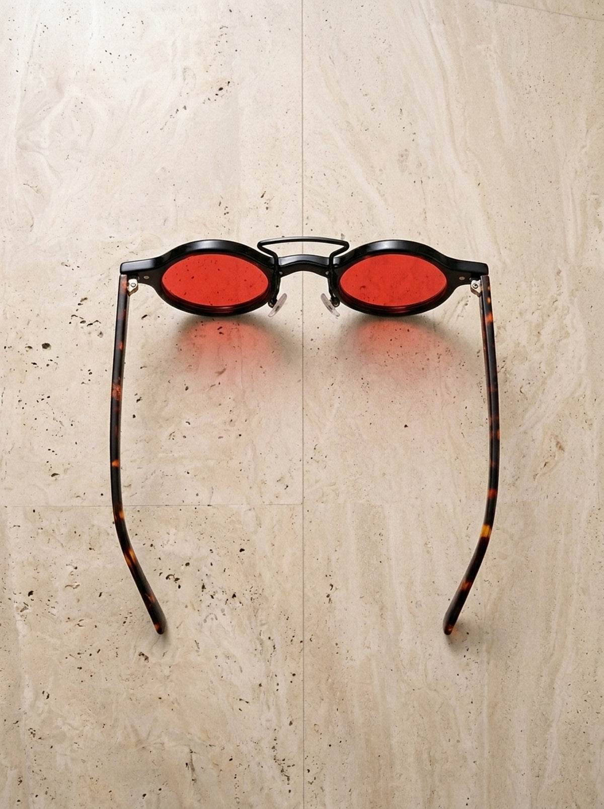 Preto/Vermelho | Óculos de sol polarizado Palmanova preto/vermelho – peça sozinha vista de cima