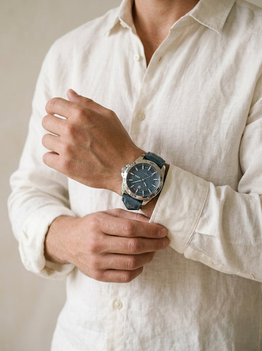 Prata e azul | Relógio de aço com pulseira de couro Parga prata e azul – no pulso, vista de frente