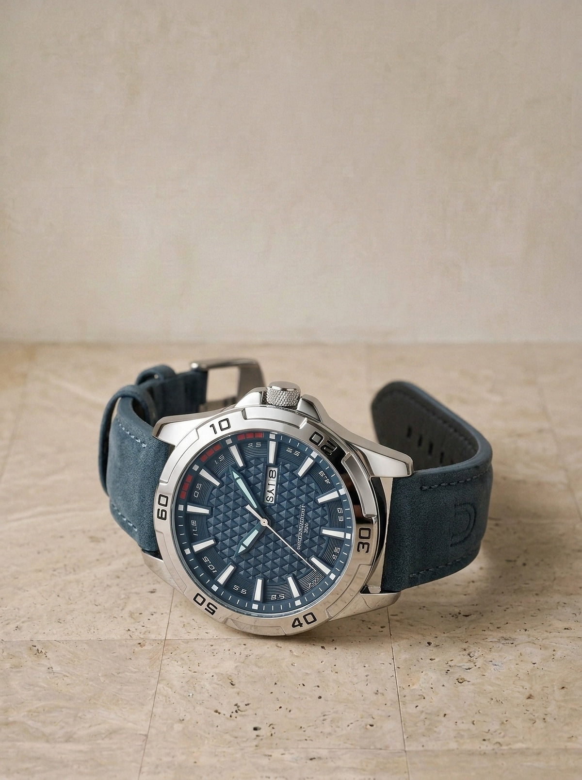Prata e azul | Relógio de aço com pulseira de couro Parga prata e azul – vista em ângulo