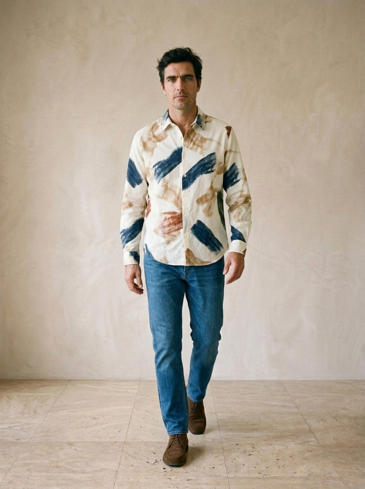 Camisa estampa de pinceladas Paris – corpo inteiro, modelo caminhando