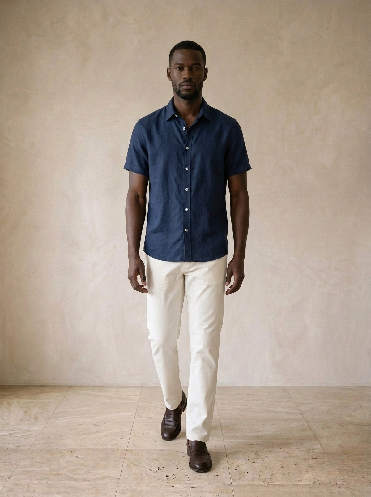 Azul-escuro | Camisa social slim Parisot azul-escuro – corpo inteiro, modelo caminhando