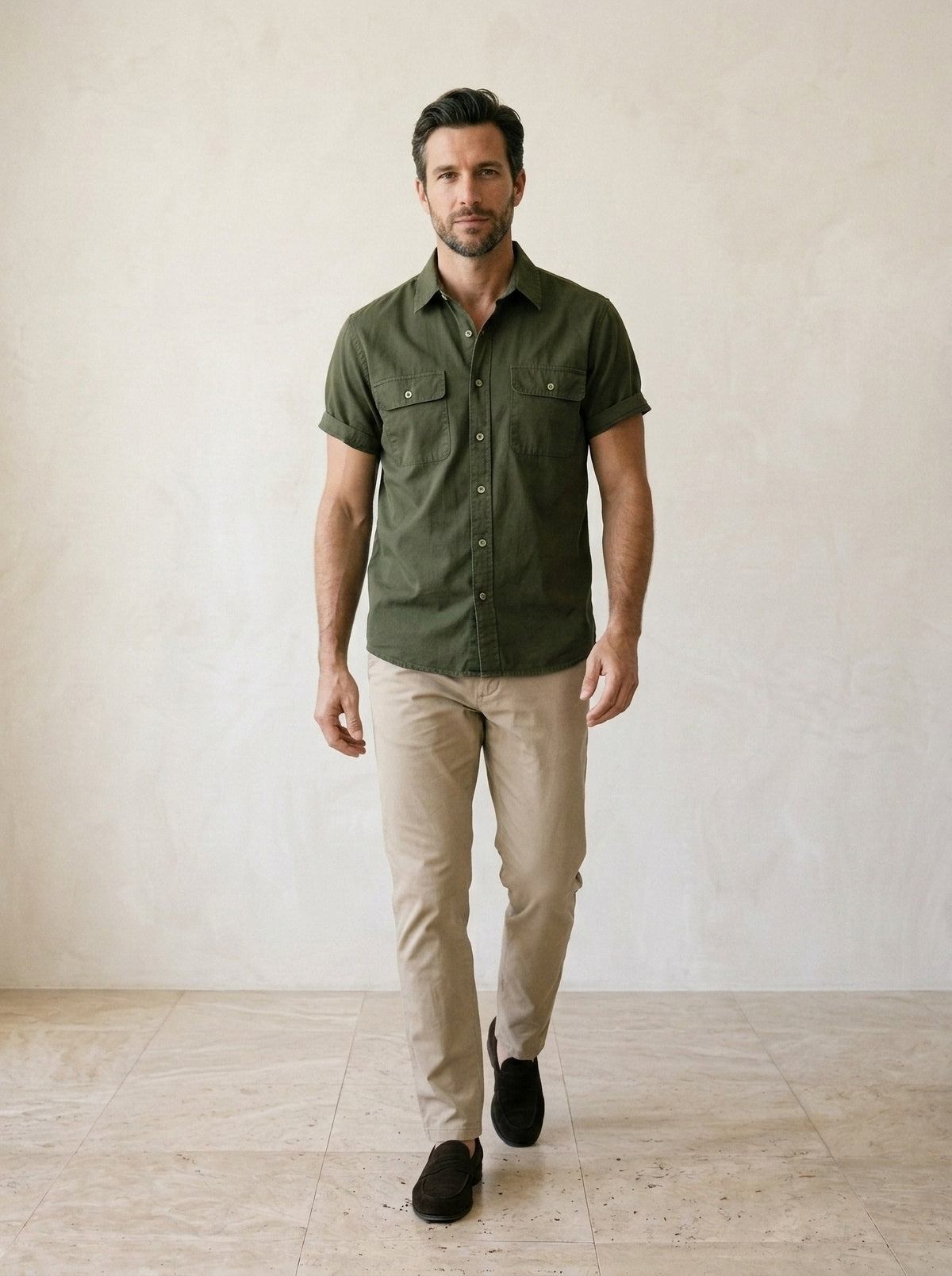 Verde-escuro | Camisa social de algodão Parma verde-escuro – corpo inteiro, modelo caminhando
