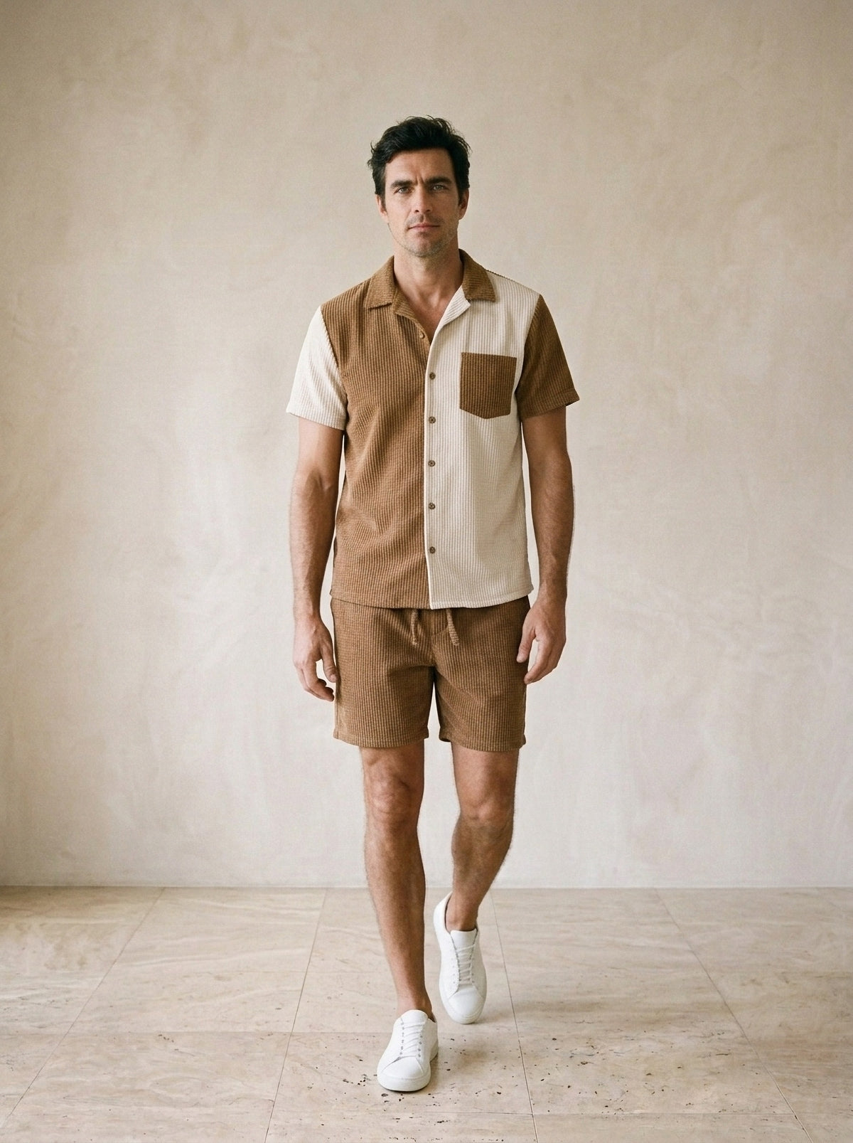 Conjunto social Pavia marrom – corpo inteiro, modelo caminhando