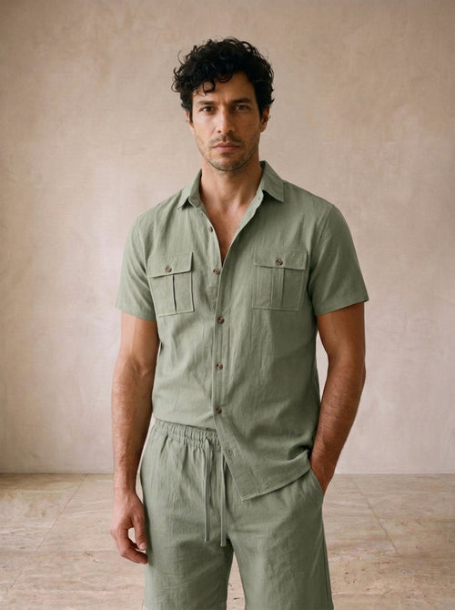 Verde-sálvia | Conjunto camisa com bolsos e short de linho Paxos verde-sálvia – no corpo, vista de frente