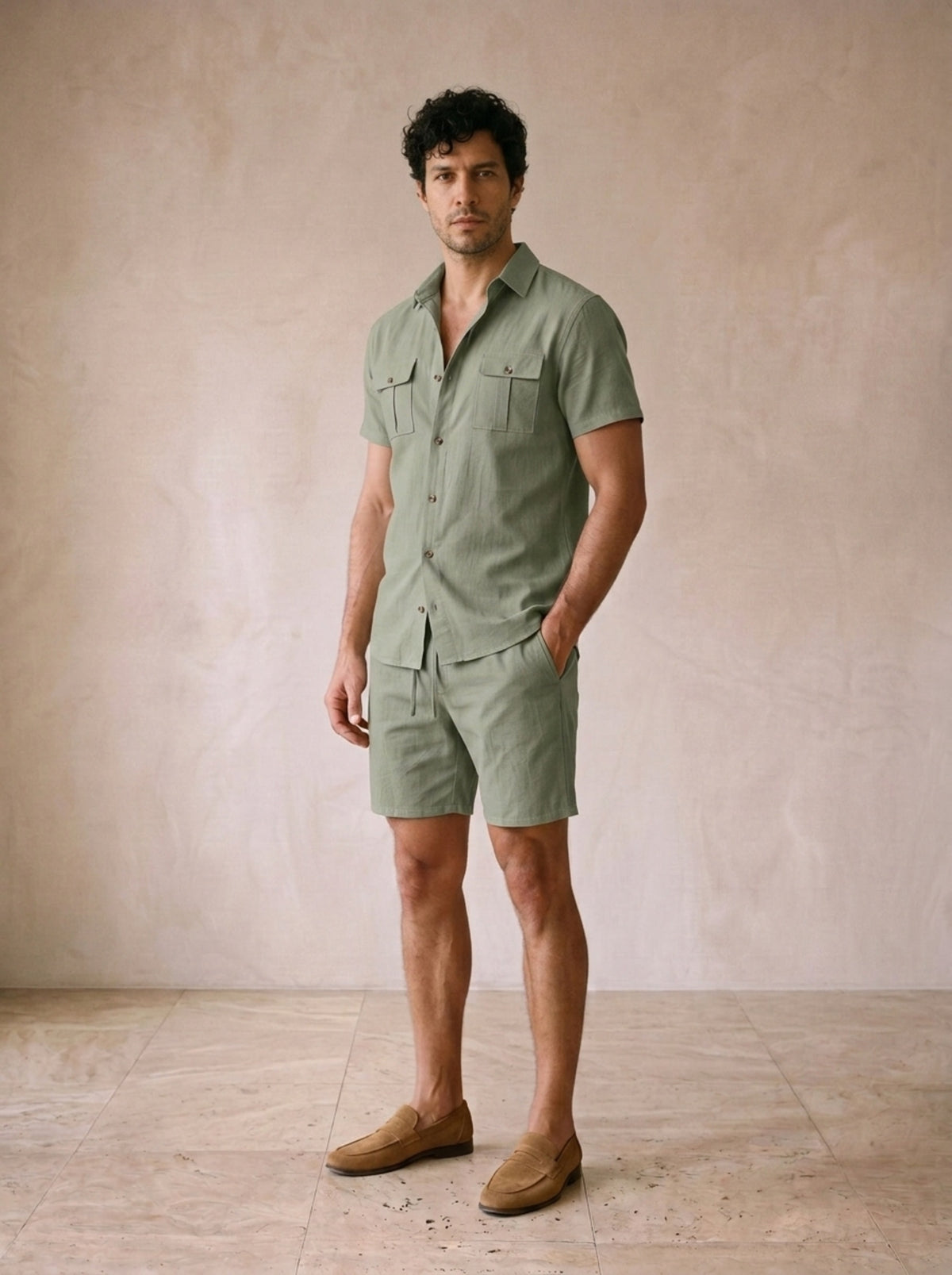 Verde-sálvia | Conjunto camisa com bolsos e short de linho Paxos verde-sálvia – vista três quartos