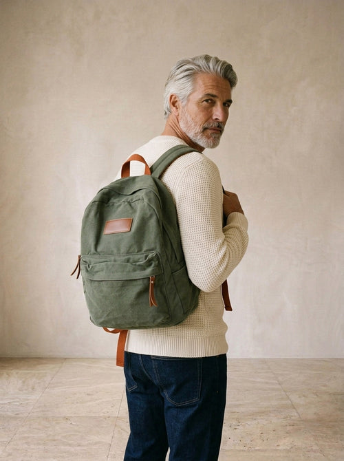 Verde | Mochila de nylon Peja verde – modelo com a mochila nas costas