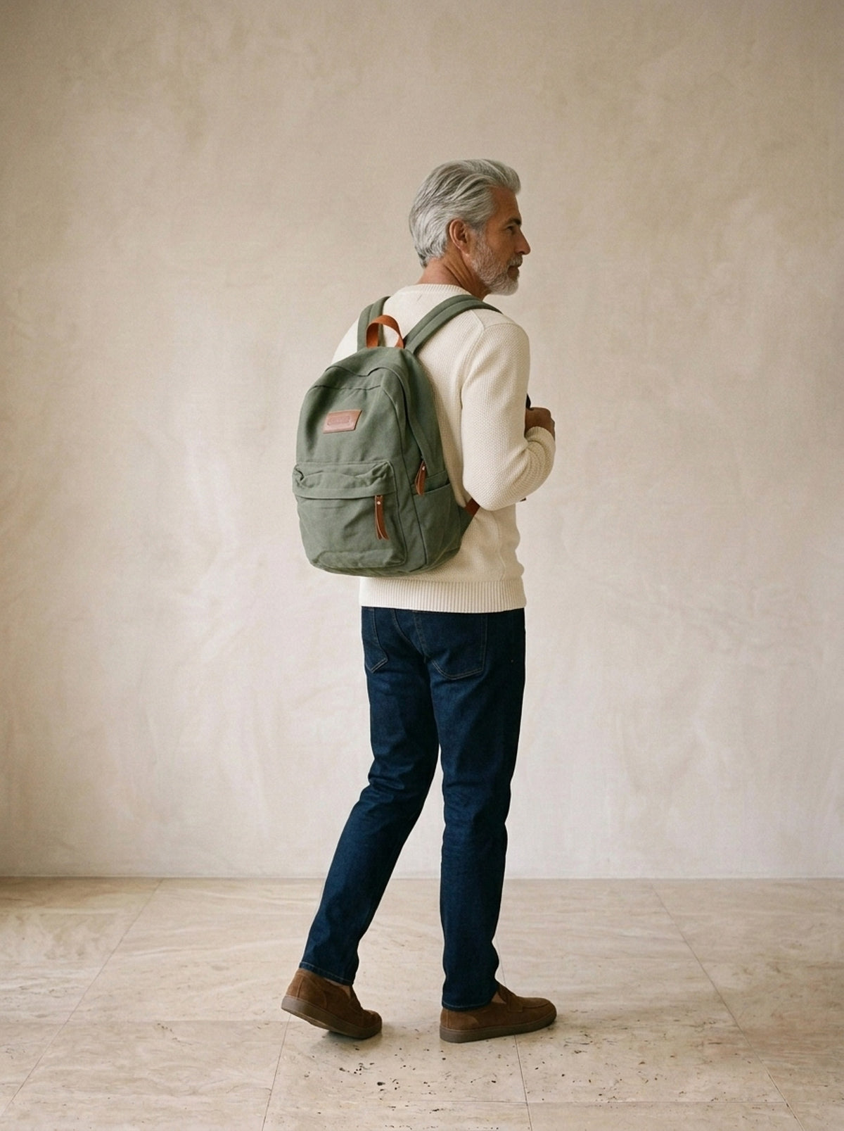 Verde | Mochila de nylon Peja verde – modelo caminhando com a mochila