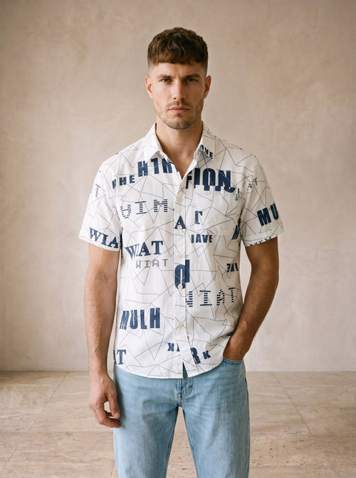 Camisa estampa de letras Peñíscola – vista de frente, recorte próximo