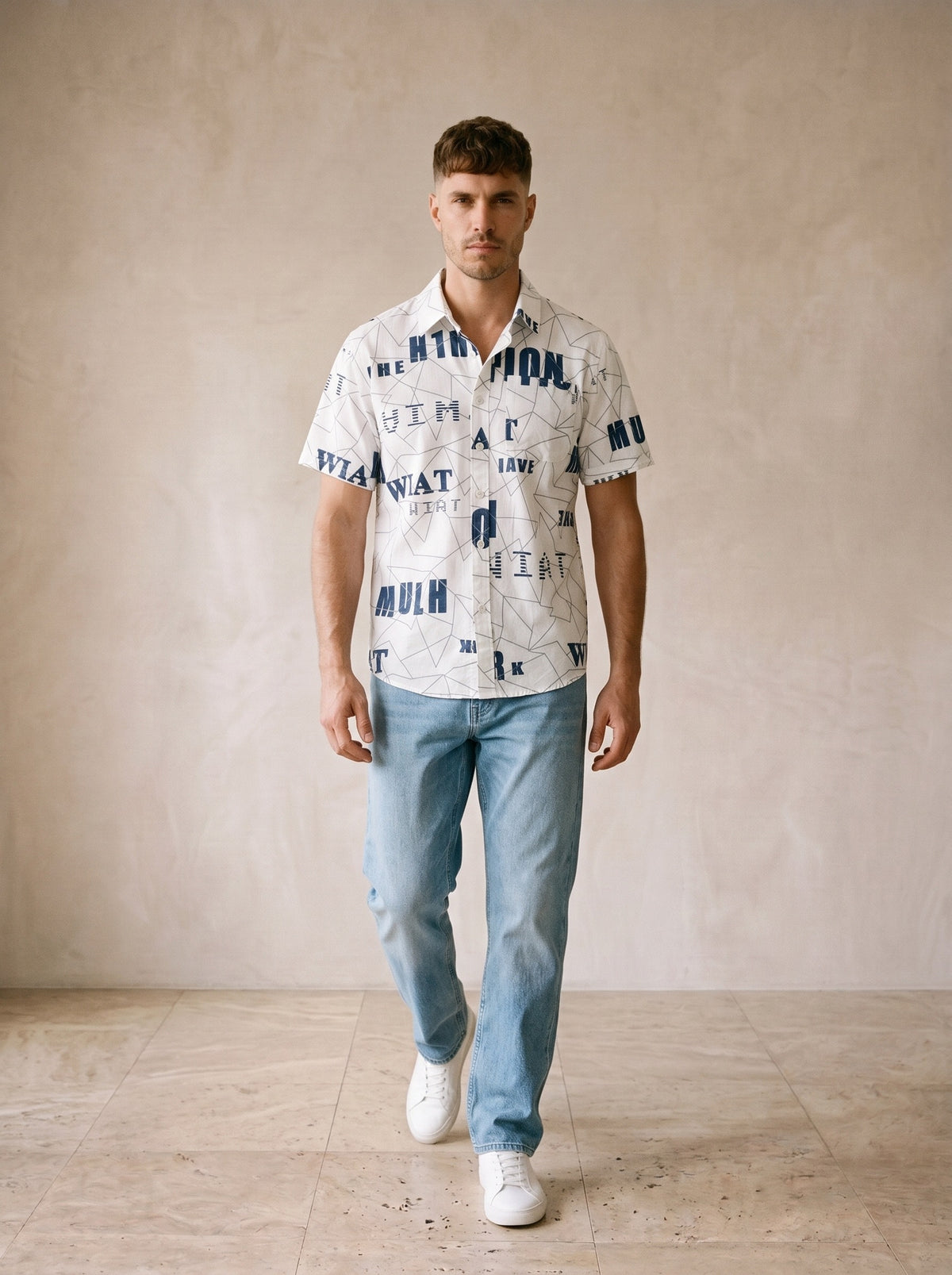 Camisa estampa de letras Peñíscola – corpo inteiro, modelo caminhando