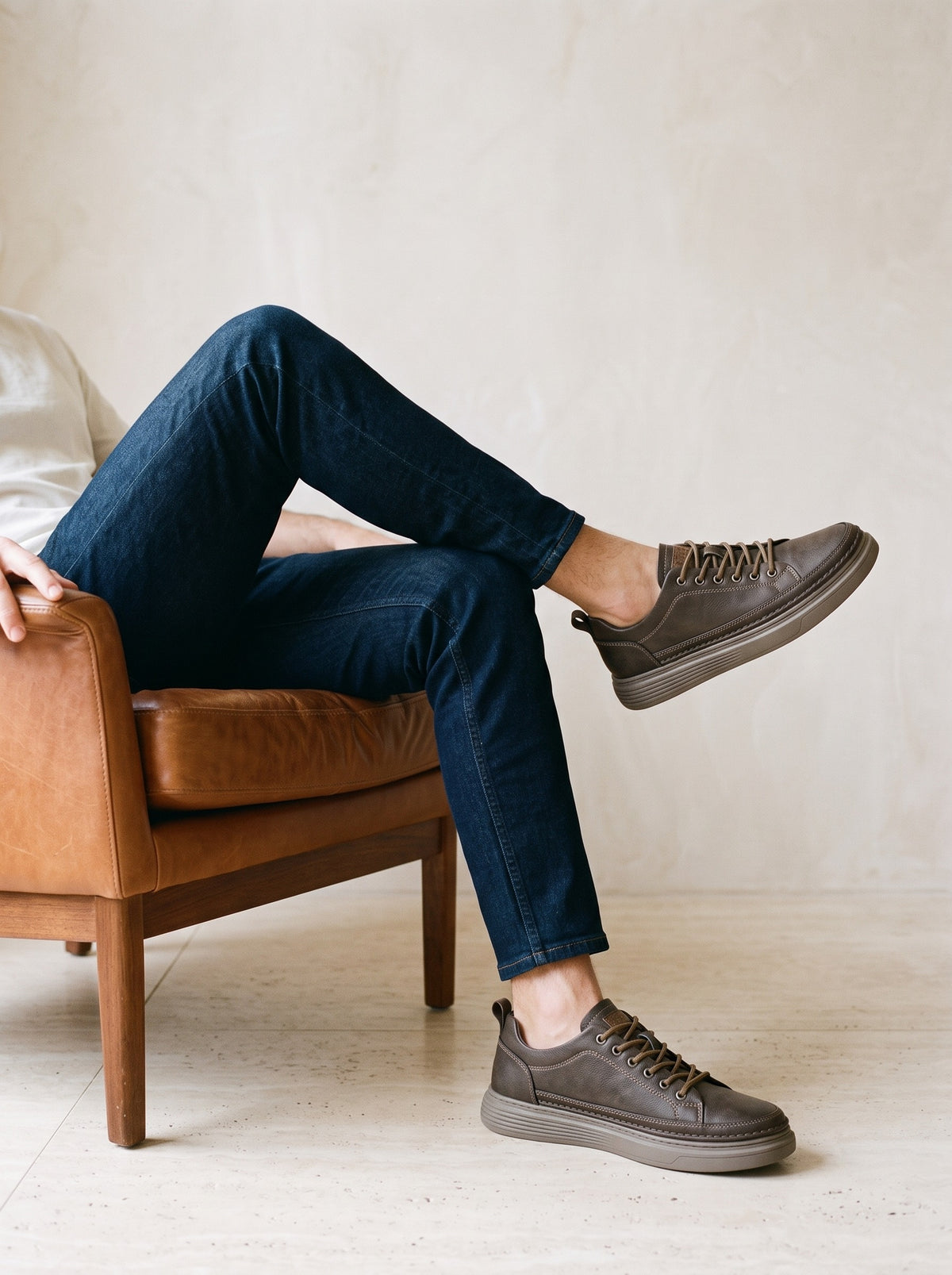 Marrom | Sapatênis de couro ecológico Perast marrom – look com o modelo sentado