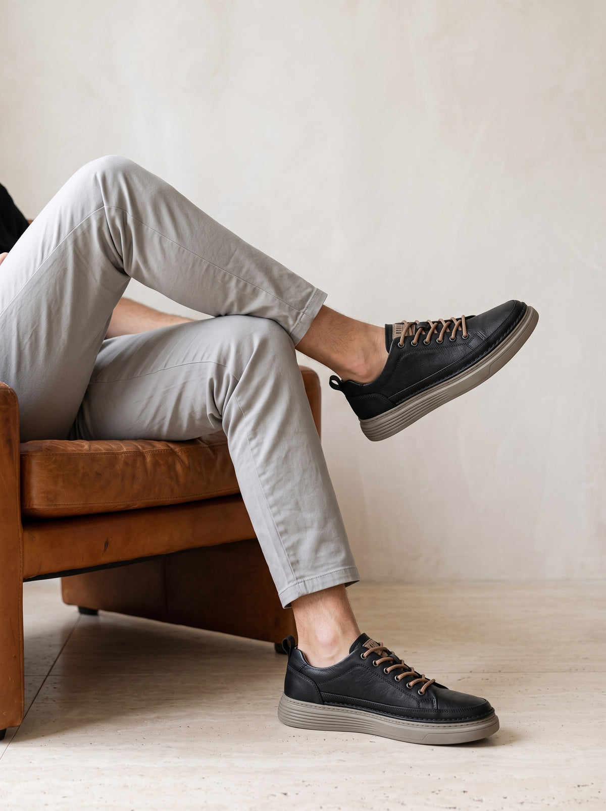 Preto com marrom | Sapatênis de couro ecológico Perast preto com marrom – look com o modelo sentado