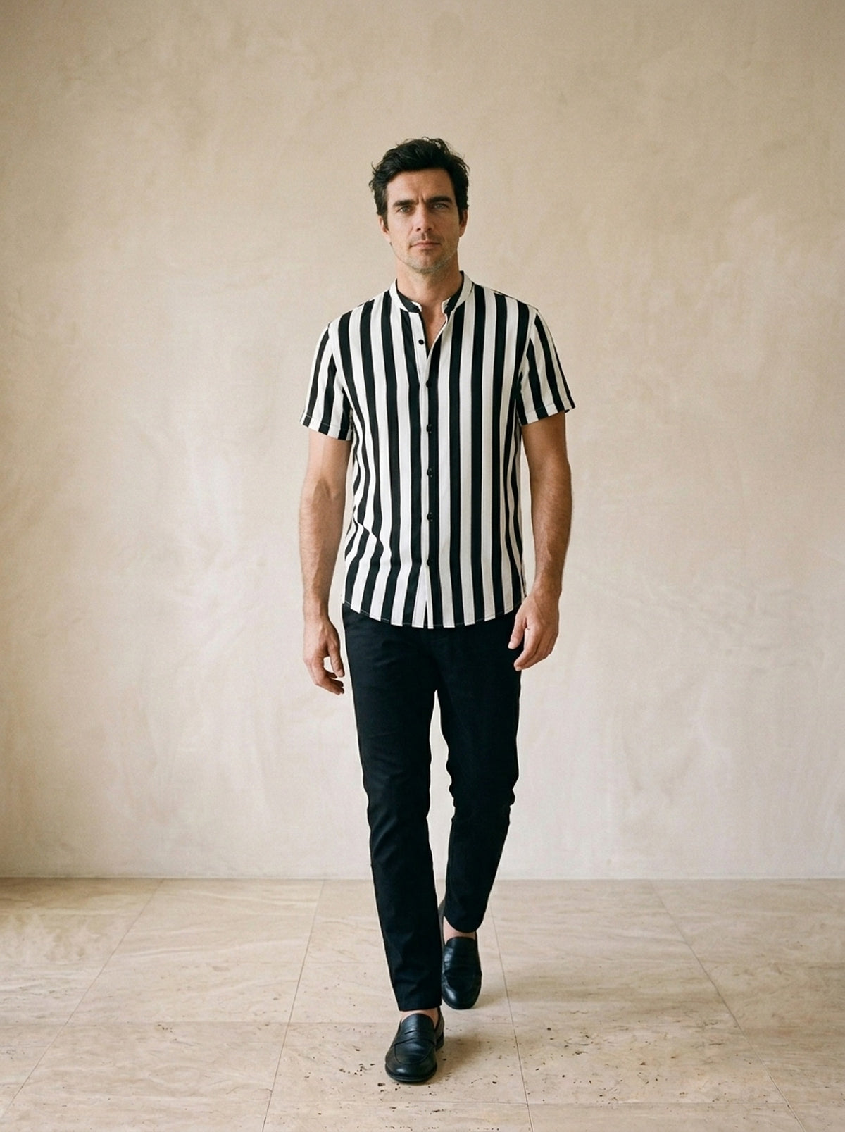 Camisa gola padre listrada Perpignan – corpo inteiro, modelo caminhando
