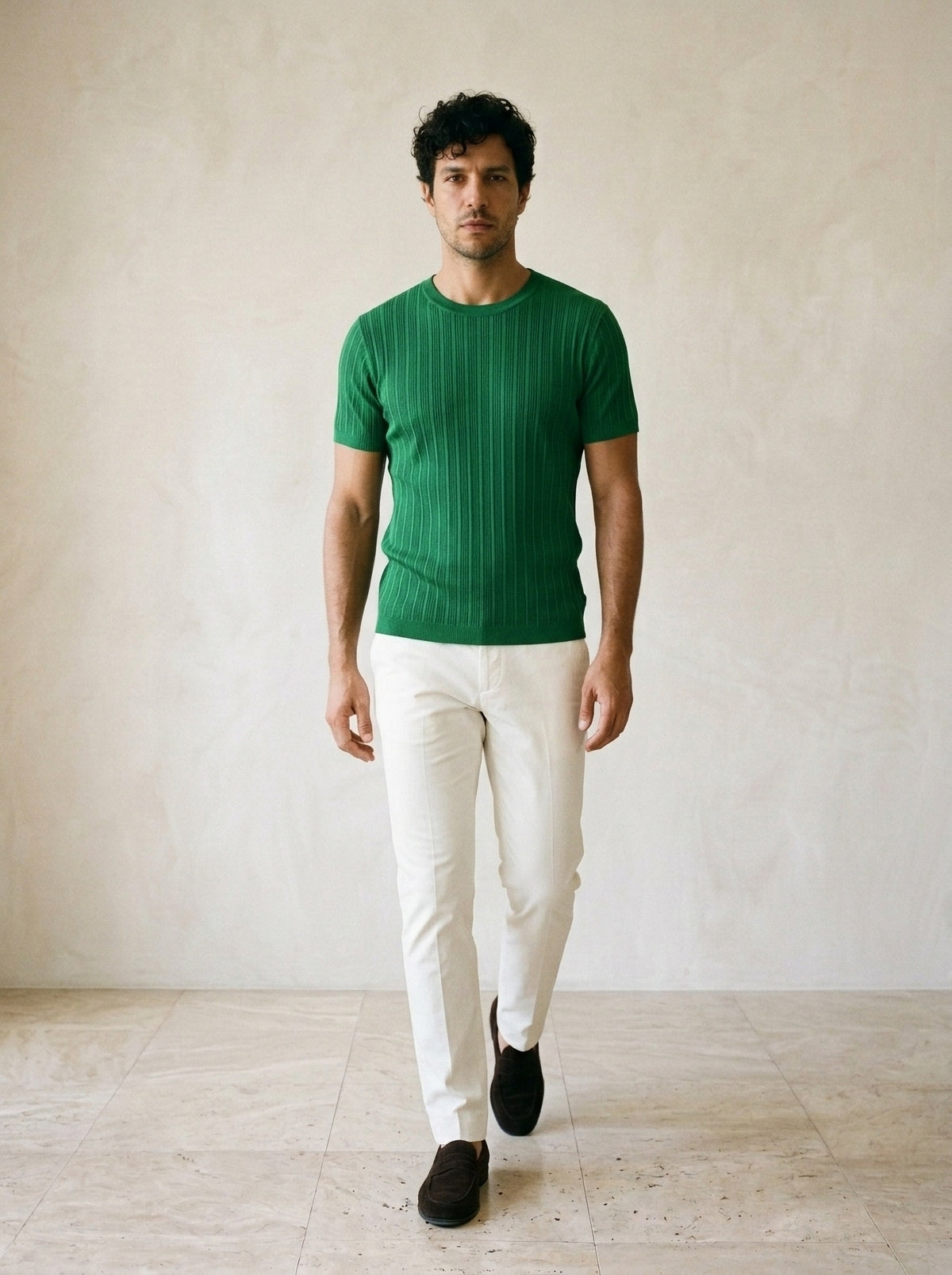 Verde | Camiseta de tricô Perugia verde – corpo inteiro, modelo caminhando