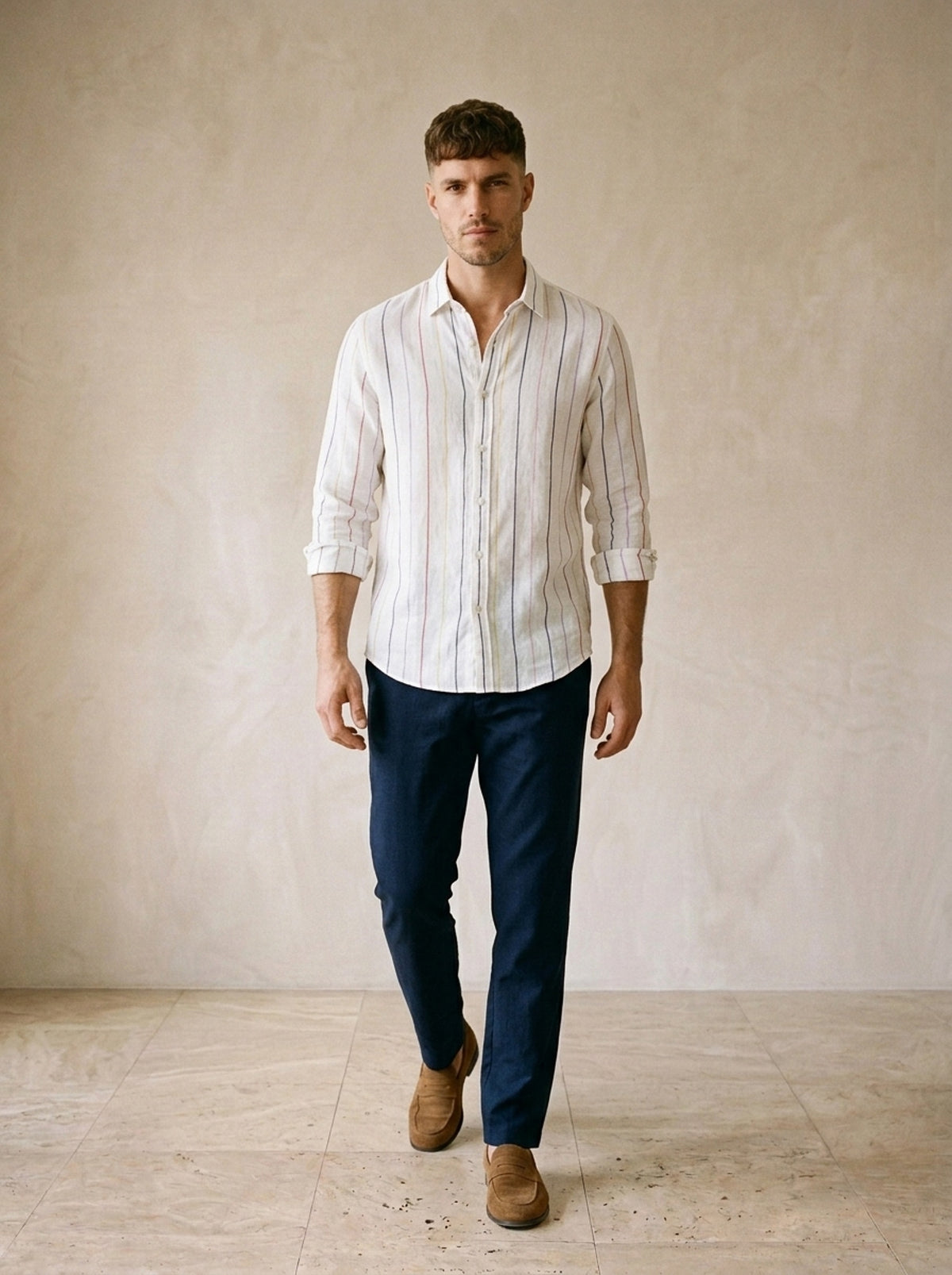Branco | Camisa de linho listras finas Pienza branco – corpo inteiro, modelo caminhando