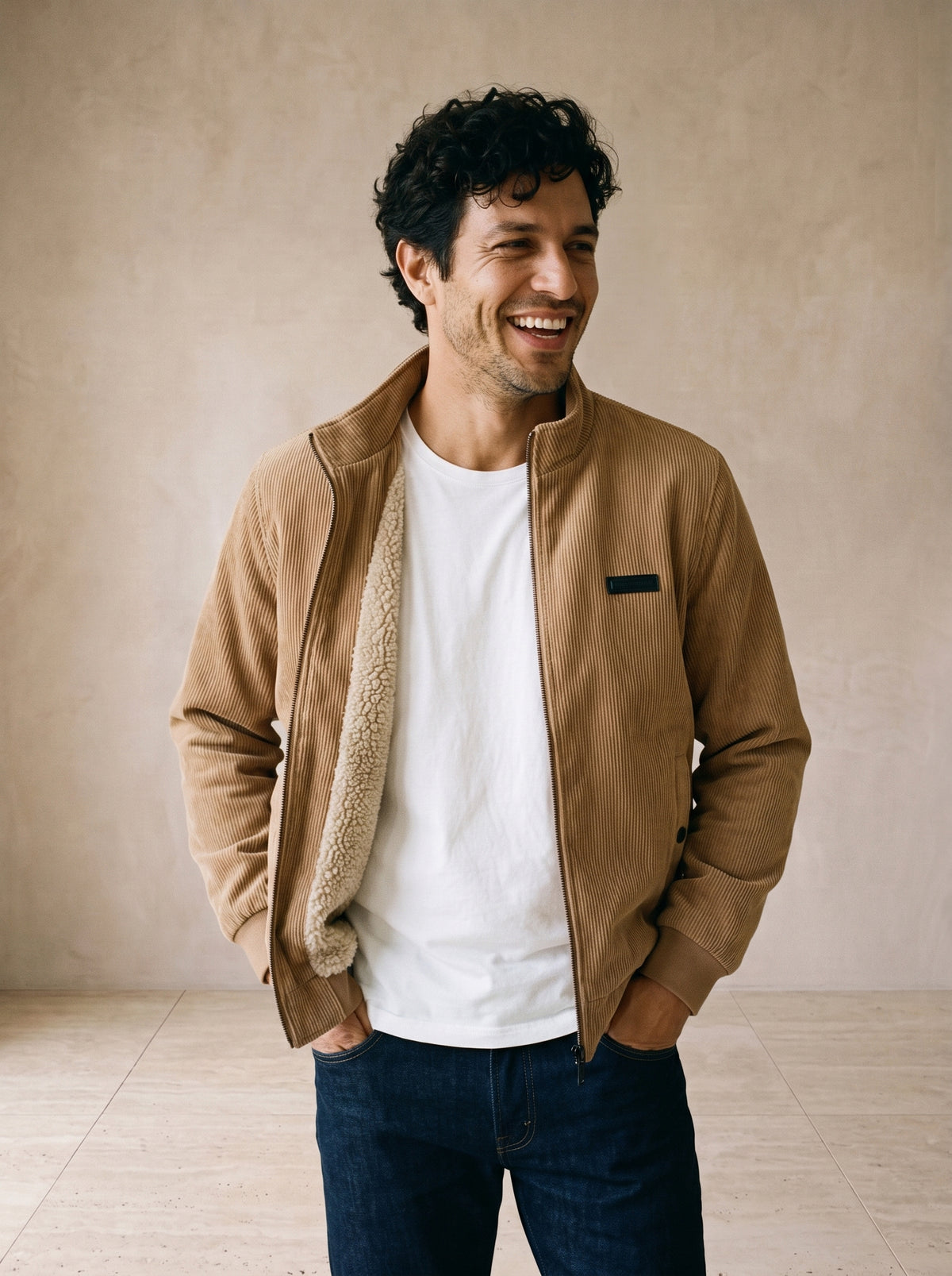 Caqui | Jaqueta aveludada Piran caqui – modelo sorrindo, recorte médio