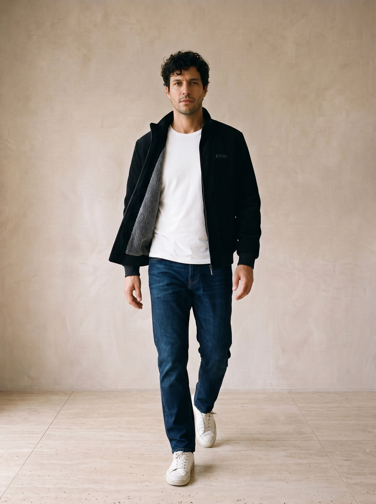Preto | Jaqueta aveludada Piran preto – corpo inteiro, modelo caminhando