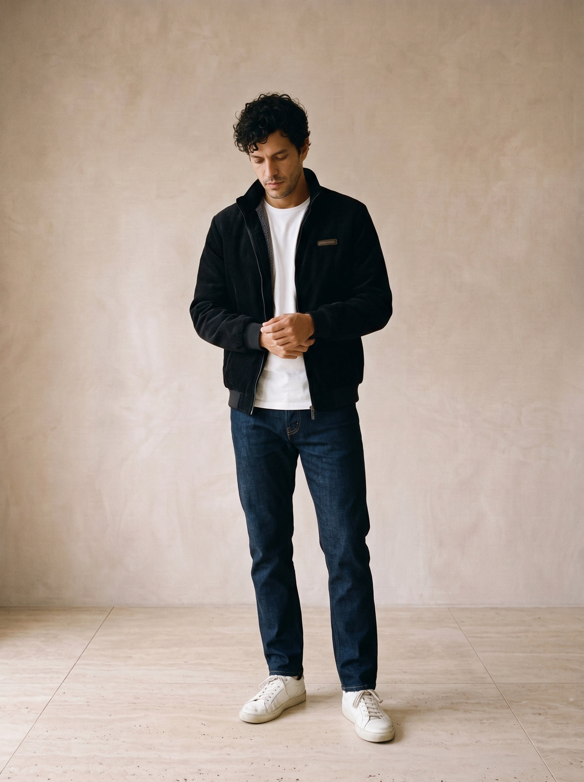 Preto | Jaqueta aveludada Piran preto – modelo ajustando a manga