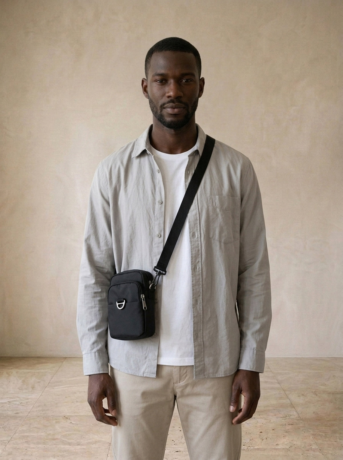 Preto | Bolsa tiracolo Pitigliano preto – modelo com a bolsa, vista de frente