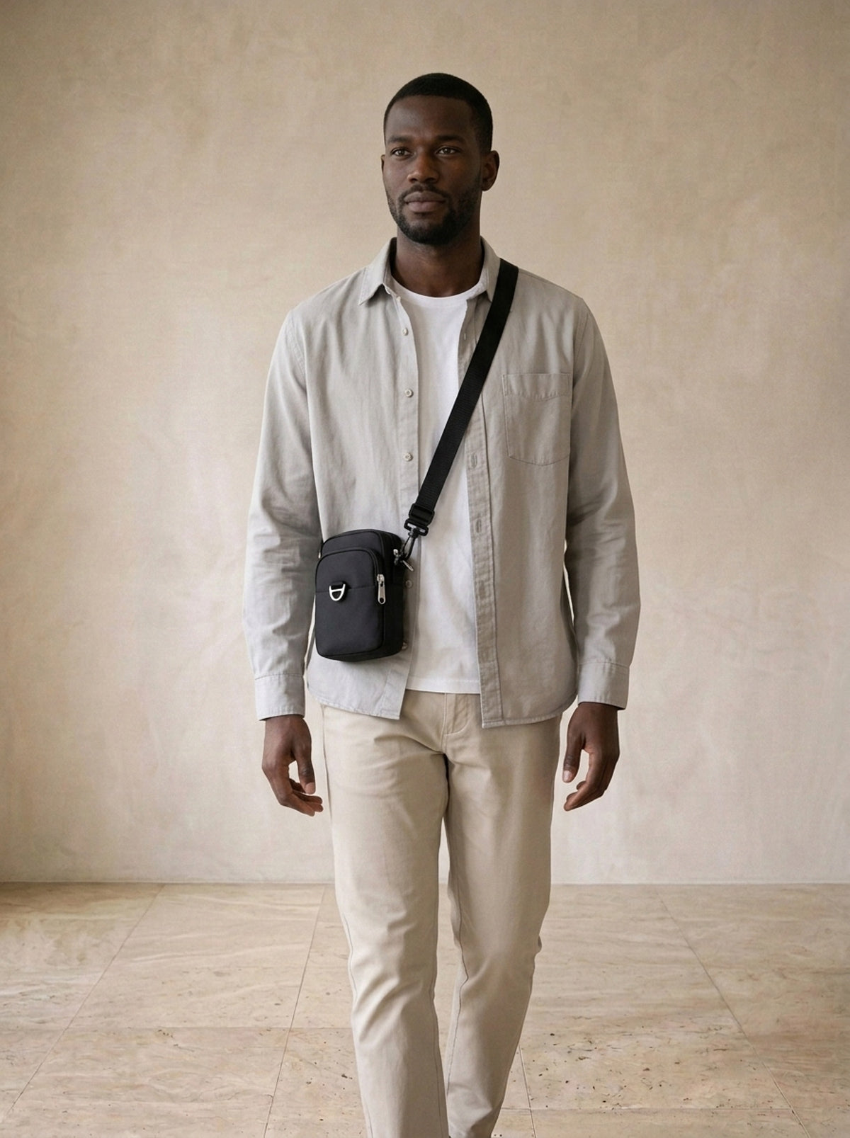 Preto | Bolsa tiracolo Pitigliano preto – modelo caminhando com a bolsa