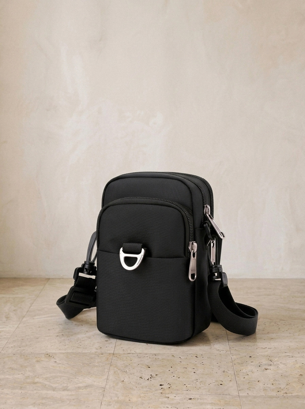 Preto | Bolsa tiracolo Pitigliano preto – vista três quartos