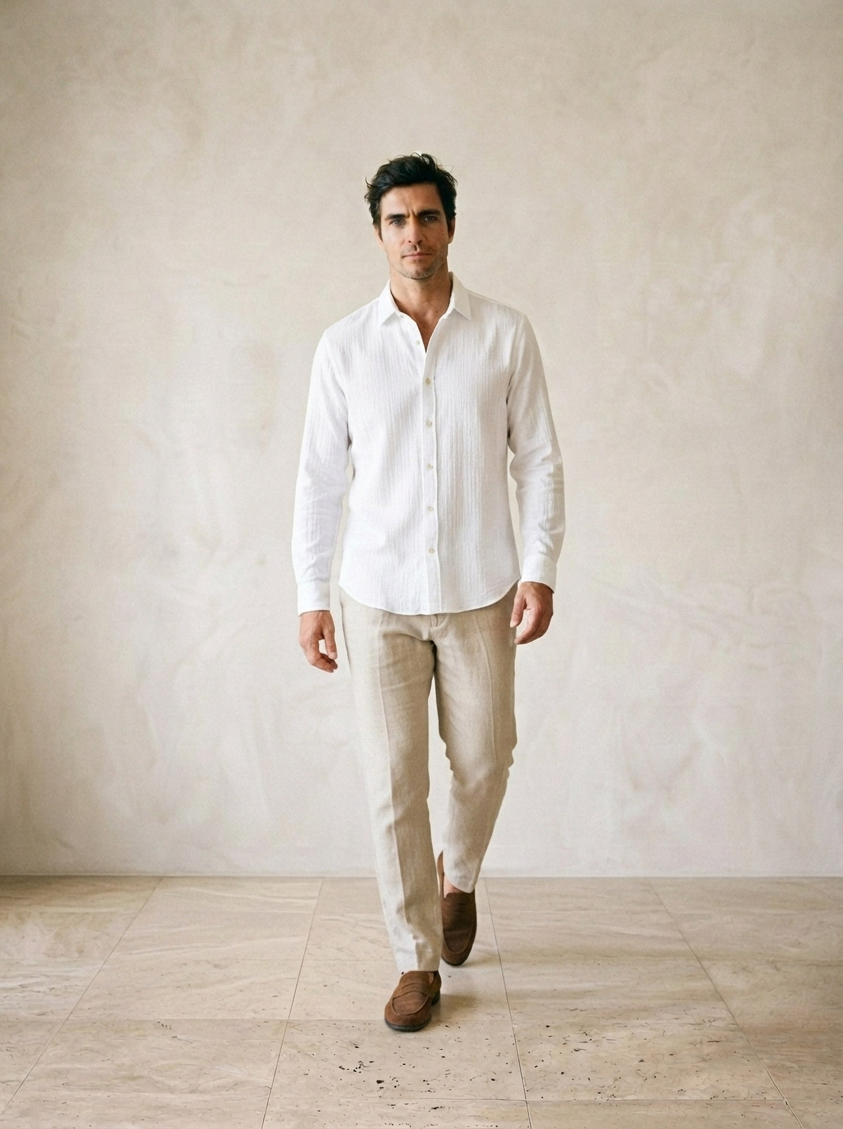 Branco | Camisa de linho Plymouth branco – corpo inteiro, modelo caminhando