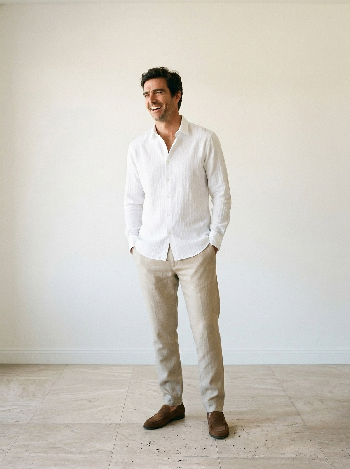 Branco | Camisa de linho Plymouth branco – modelo sorrindo, recorte médio