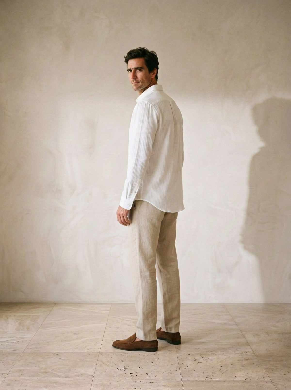 Branco | Camisa de linho Plymouth branco – costas, olhando por cima do ombro