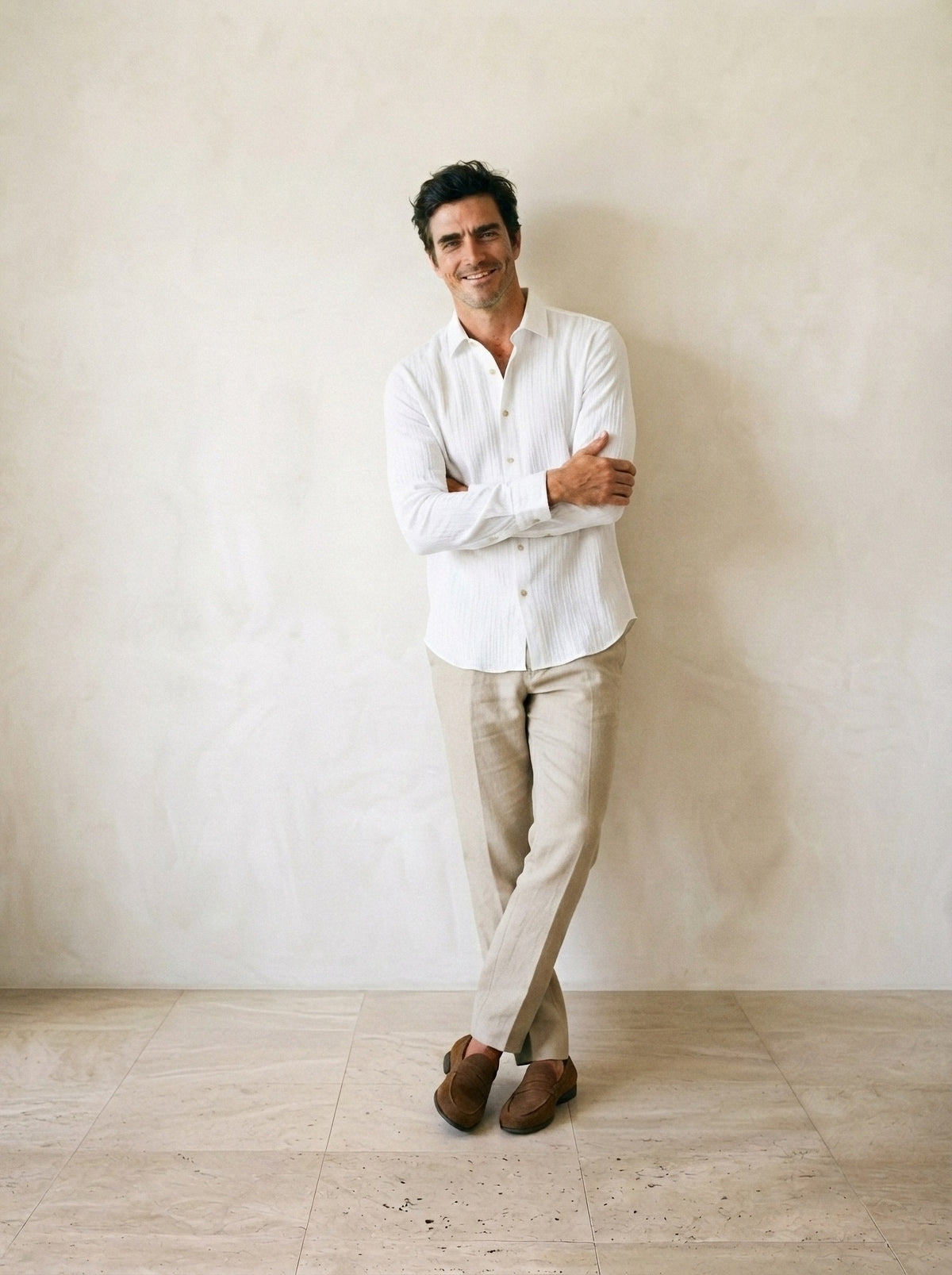 Branco | Camisa de linho Plymouth branco – modelo encostado na parede