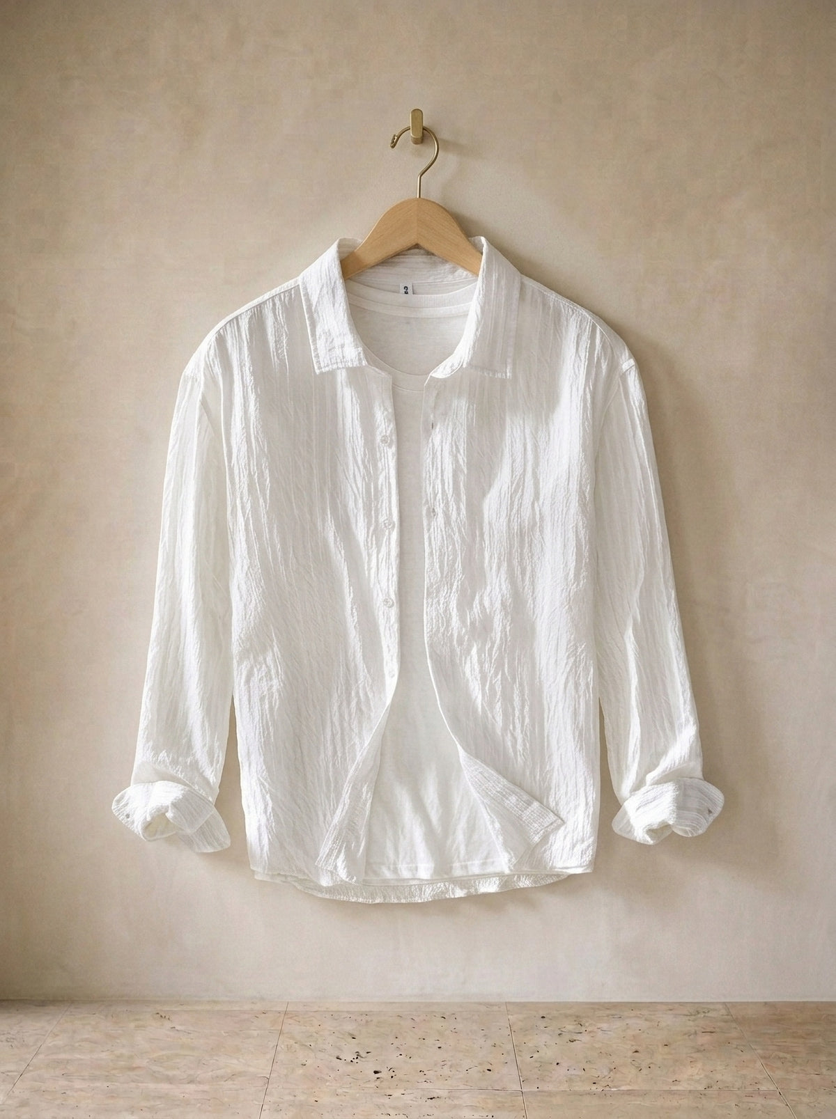 Branco | Camisa de linho Plymouth branco – peça sozinha, no cabide de madeira