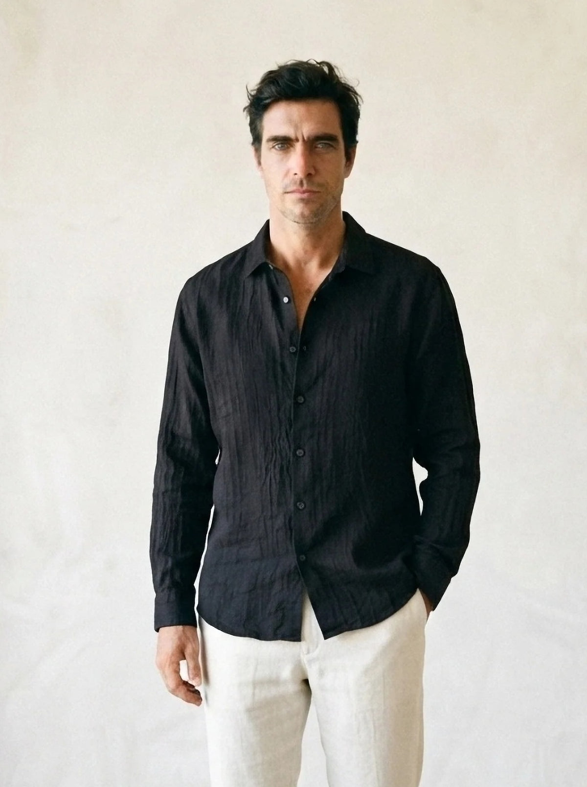 Preto | Camisa de linho Plymouth preto – vista de frente, recorte próximo