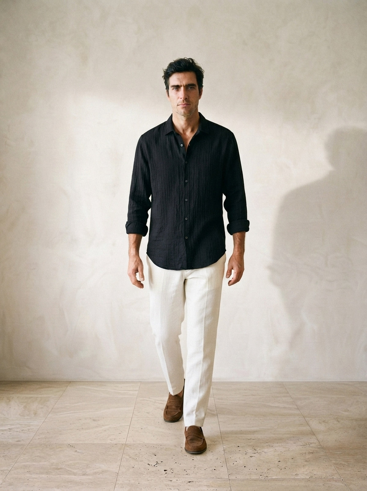 Preto | Camisa de linho Plymouth preto – corpo inteiro, modelo caminhando