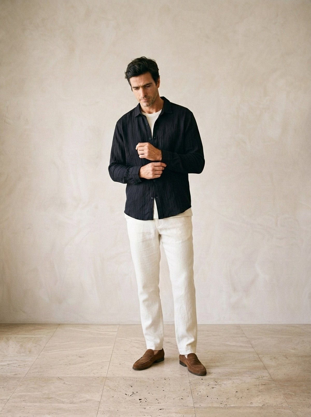 Preto | Camisa de linho Plymouth preto – modelo ajustando a manga