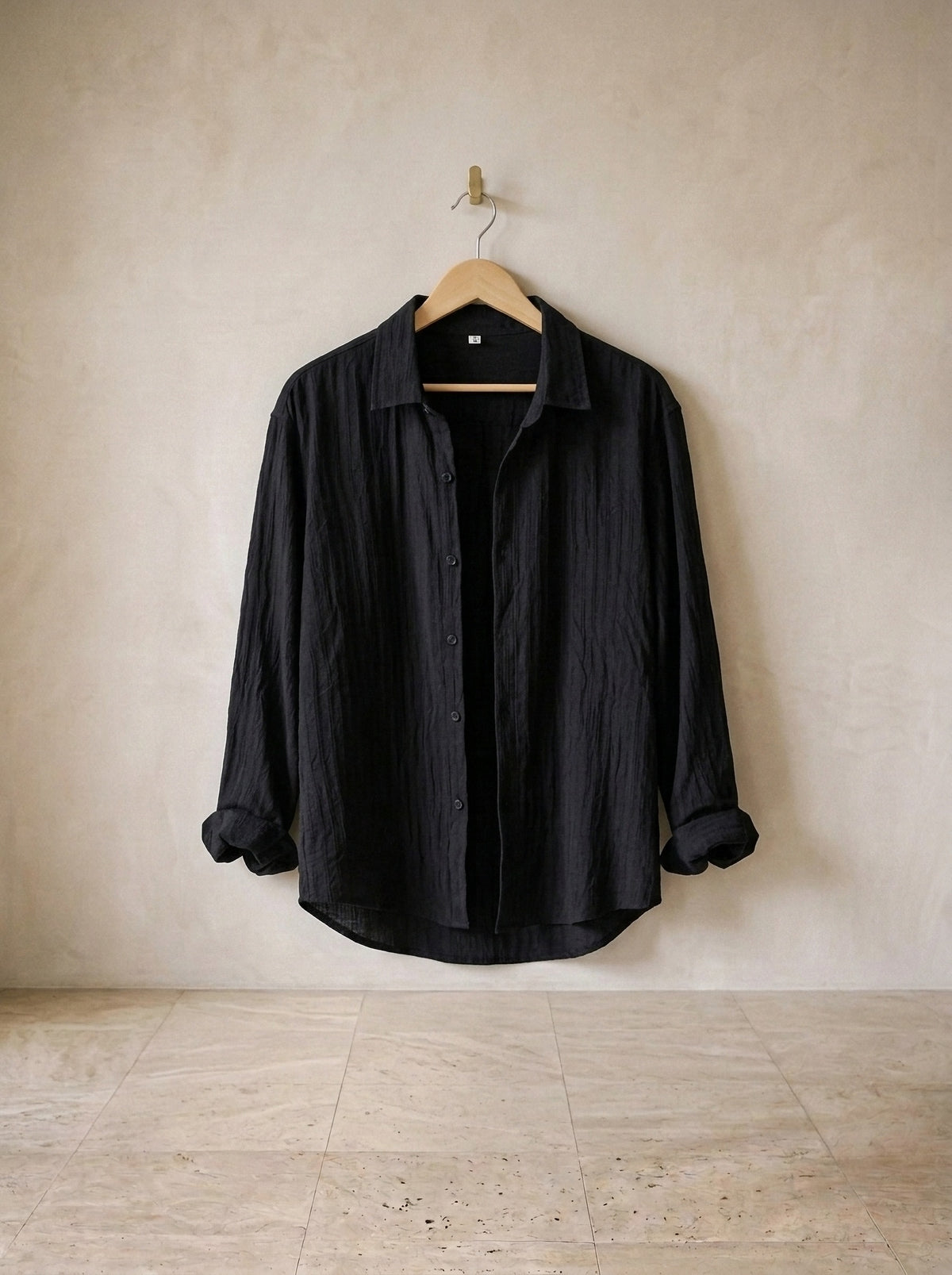 Preto | Camisa de linho Plymouth preto – peça sozinha, no cabide de madeira