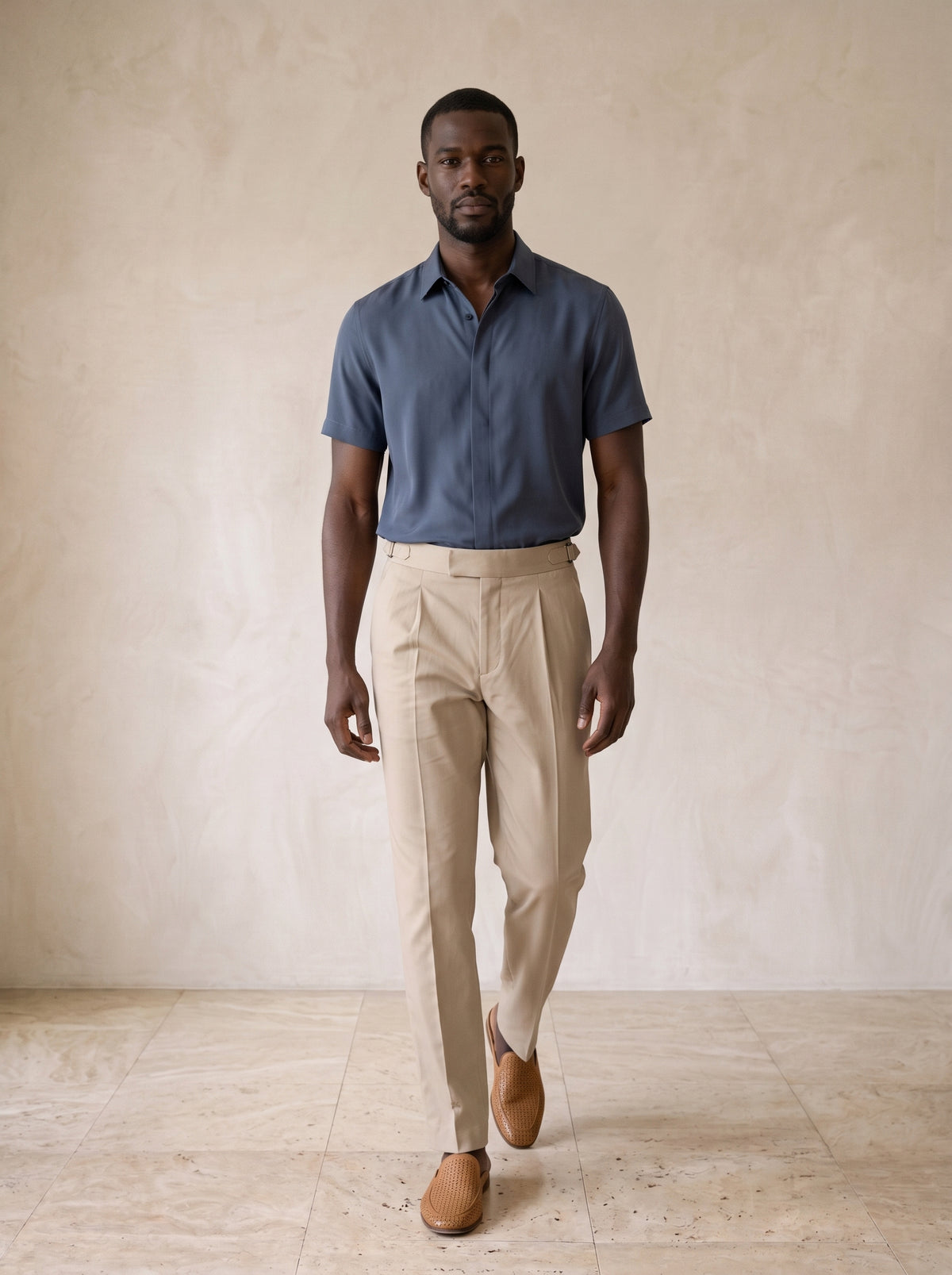 Azul-marinho | Camisa de seda e viscose Polignano azul-marinho – corpo inteiro, modelo caminhando