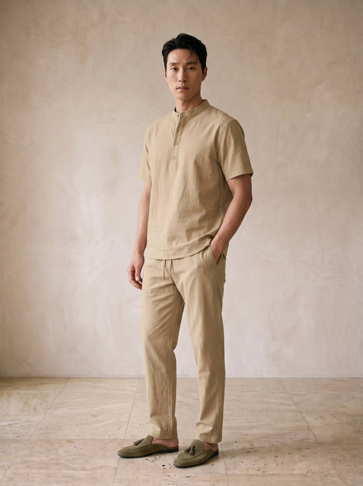 Cáqui | Conjunto bata henley e calça de algodão Pollença cáqui – vista três quartos