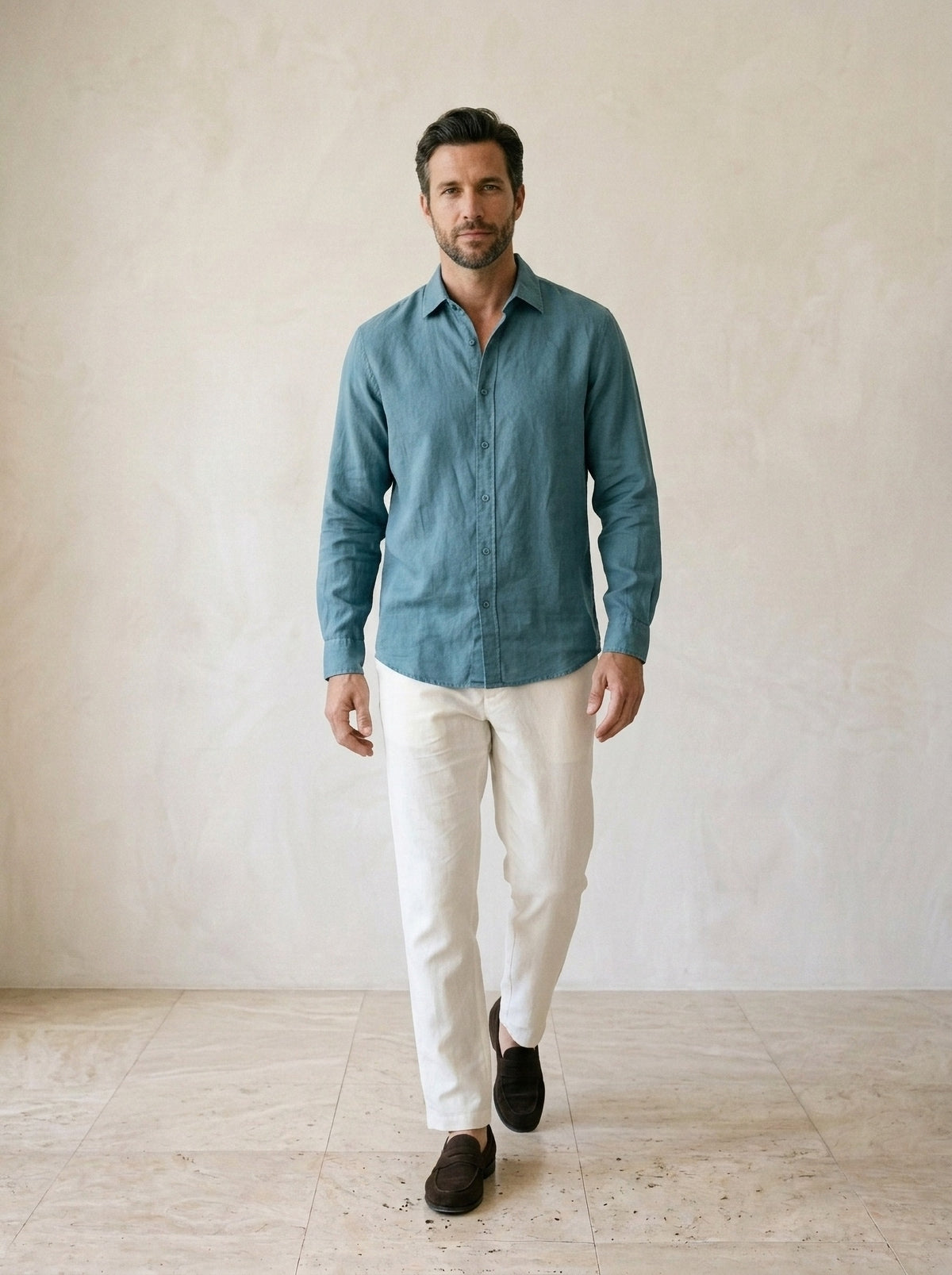 Azul | Camisa de linho Ponta Delgada azul – corpo inteiro, modelo caminhando
