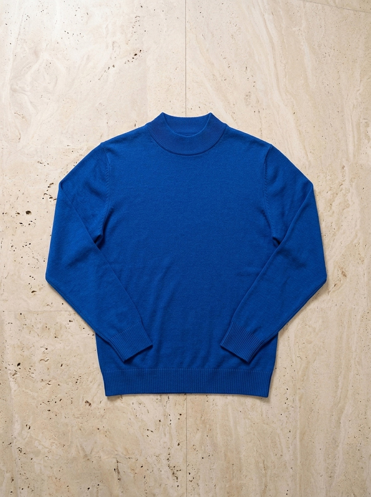 Azul | Suéter meia gola de viscose Pontresina azul – peça sozinha vista de cima