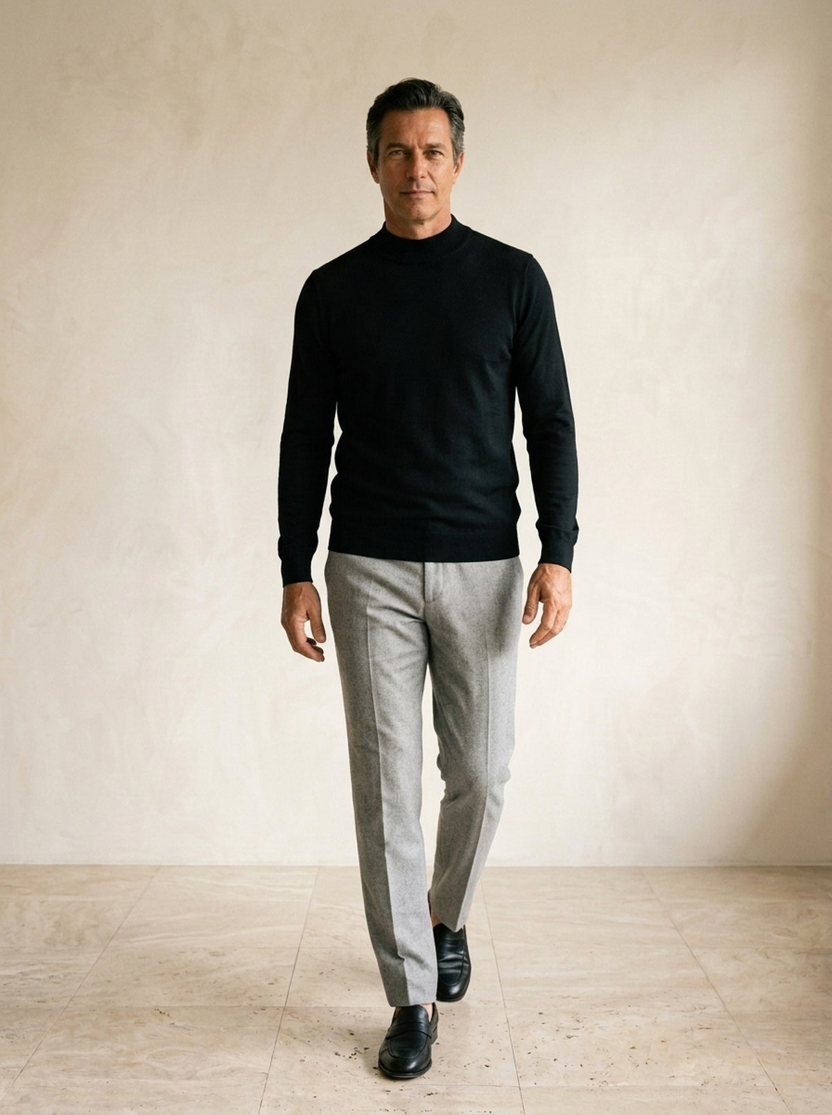 Preto | Suéter meia gola de viscose Pontresina preto – corpo inteiro, modelo caminhando