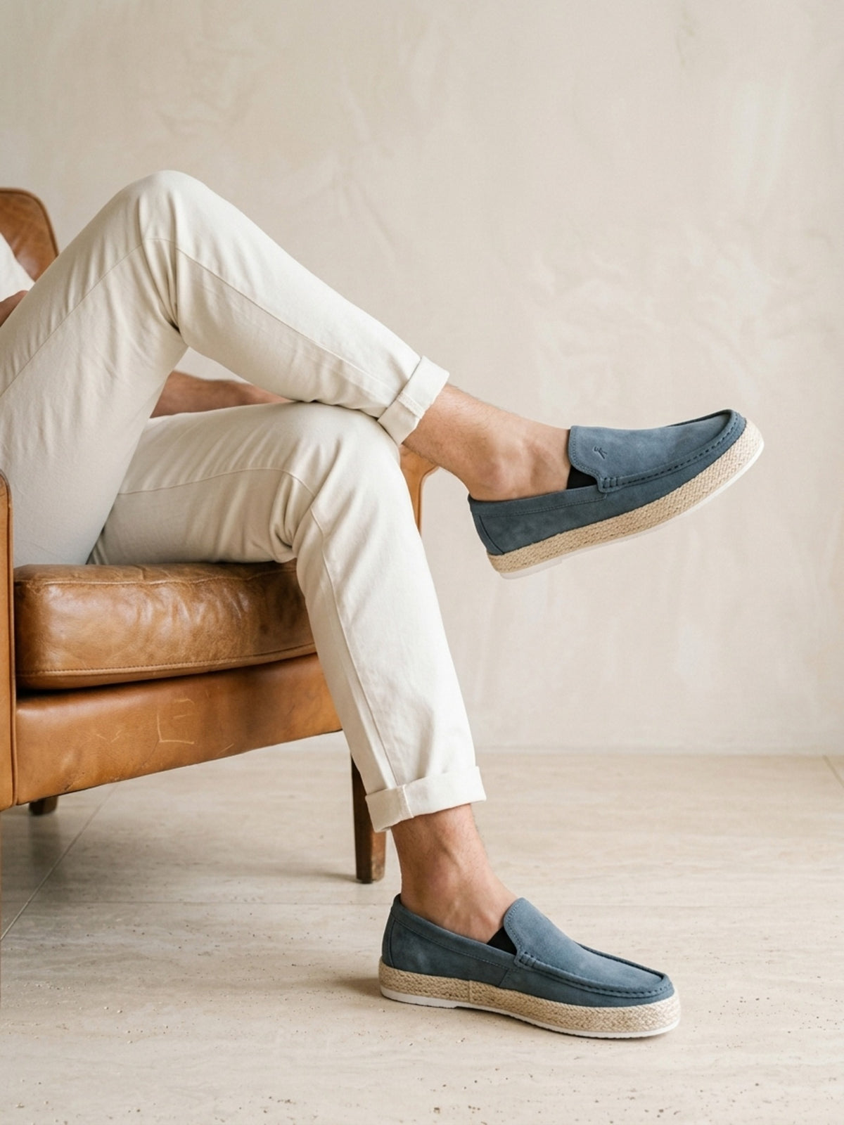 Azul | Mocassim Sartong Poprad azul – look com o modelo sentado