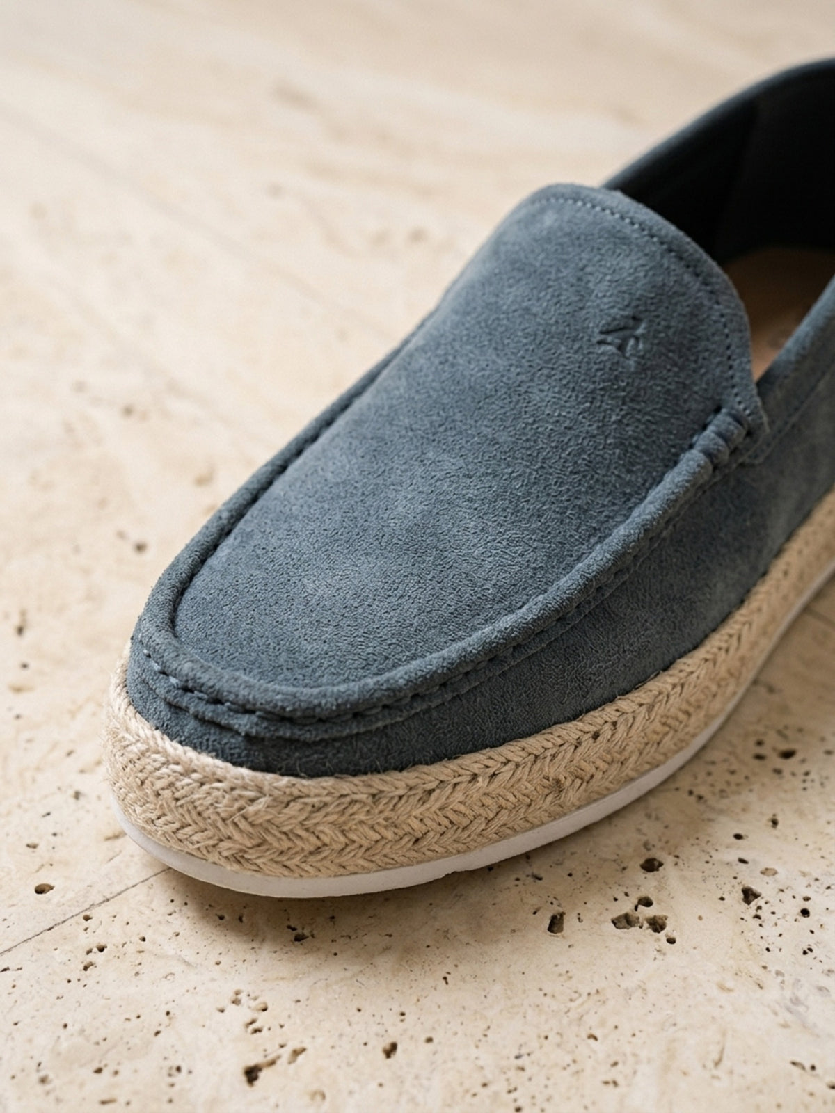Azul | Mocassim Sartong Poprad azul – detalhe da camurça e da sola de juta
