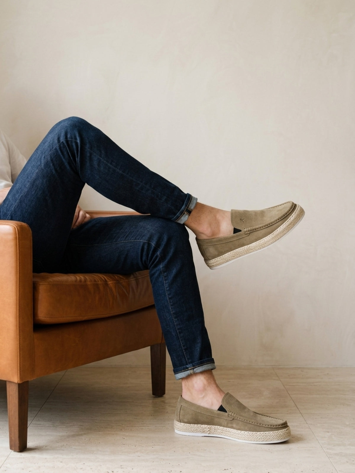 Caqui | Mocassim Sartong Poprad caqui – look com o modelo sentado