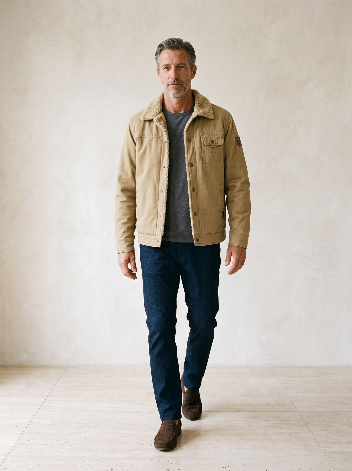 Caqui | Jaqueta sherpa Portofino caqui – corpo inteiro, modelo caminhando