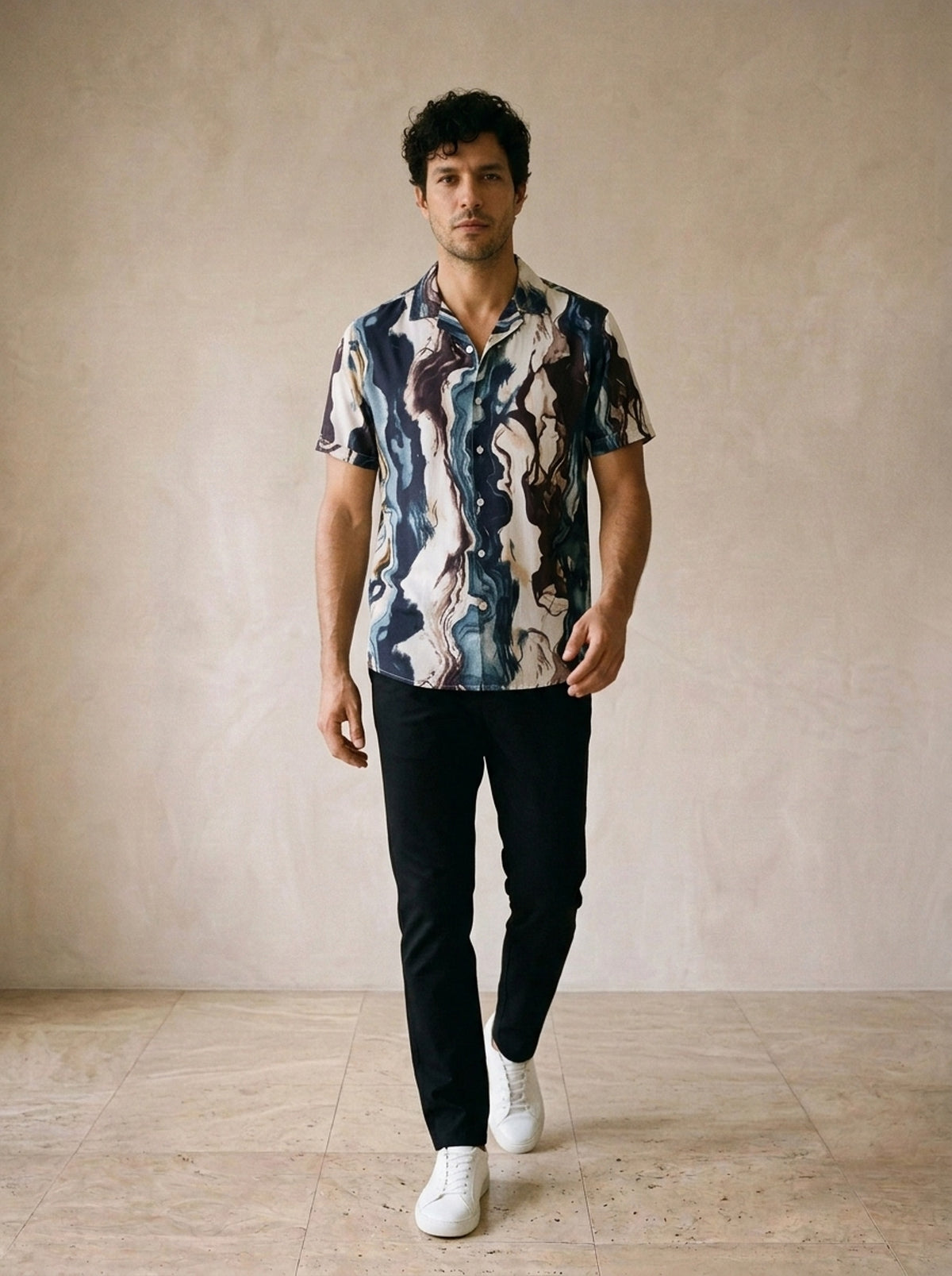 Camisa estampa marmorizada Poznań – corpo inteiro, modelo caminhando