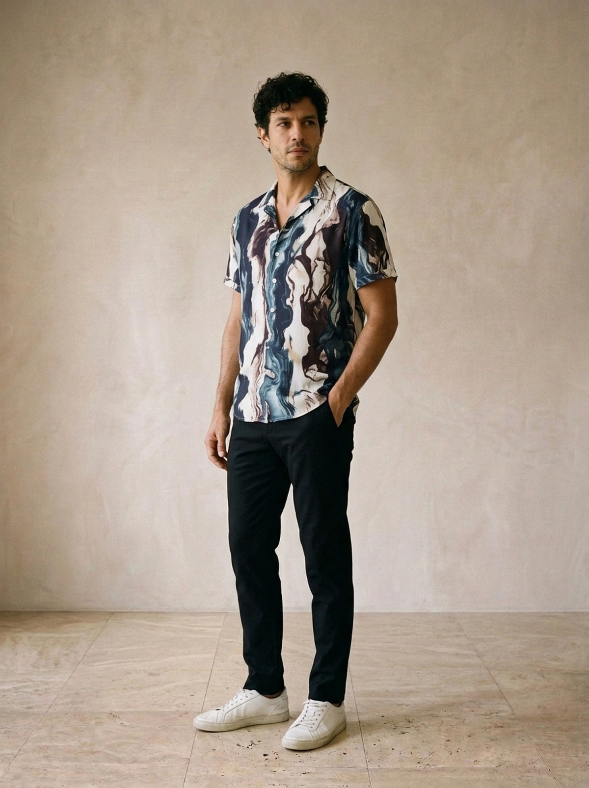Camisa estampa marmorizada Poznań – vista três quartos