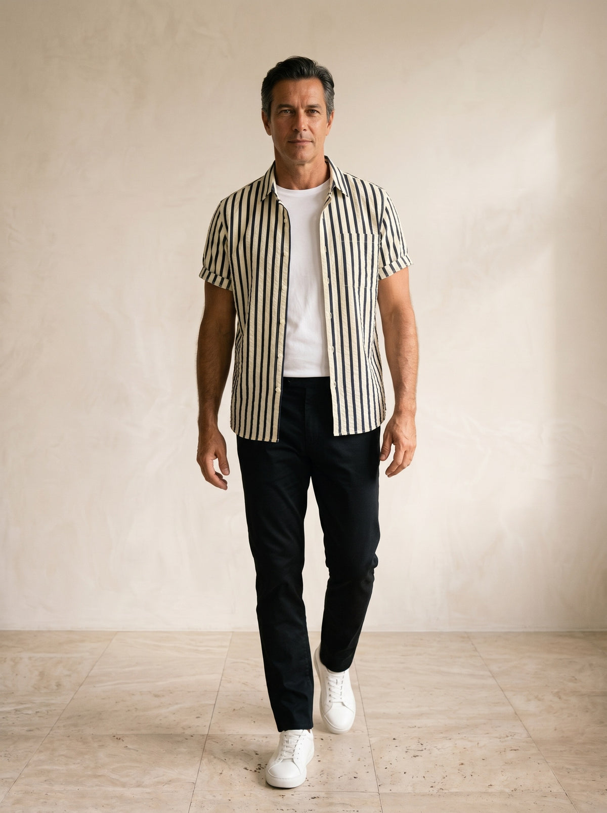 Camisa listrada manga curta Praga – corpo inteiro, modelo caminhando