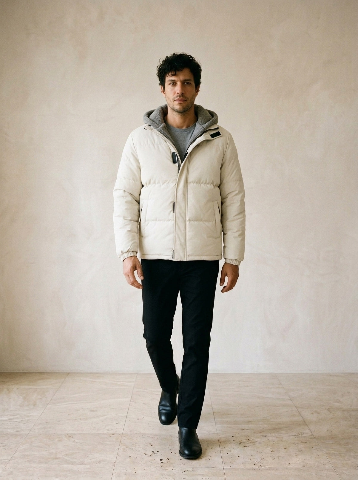 Off-white | Jaqueta puffer com capuz Prato off-white – corpo inteiro, modelo caminhando
