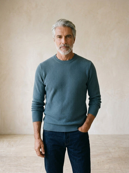 Azul | Suéter textura colmeia Pristina azul – vista de frente, recorte próximo